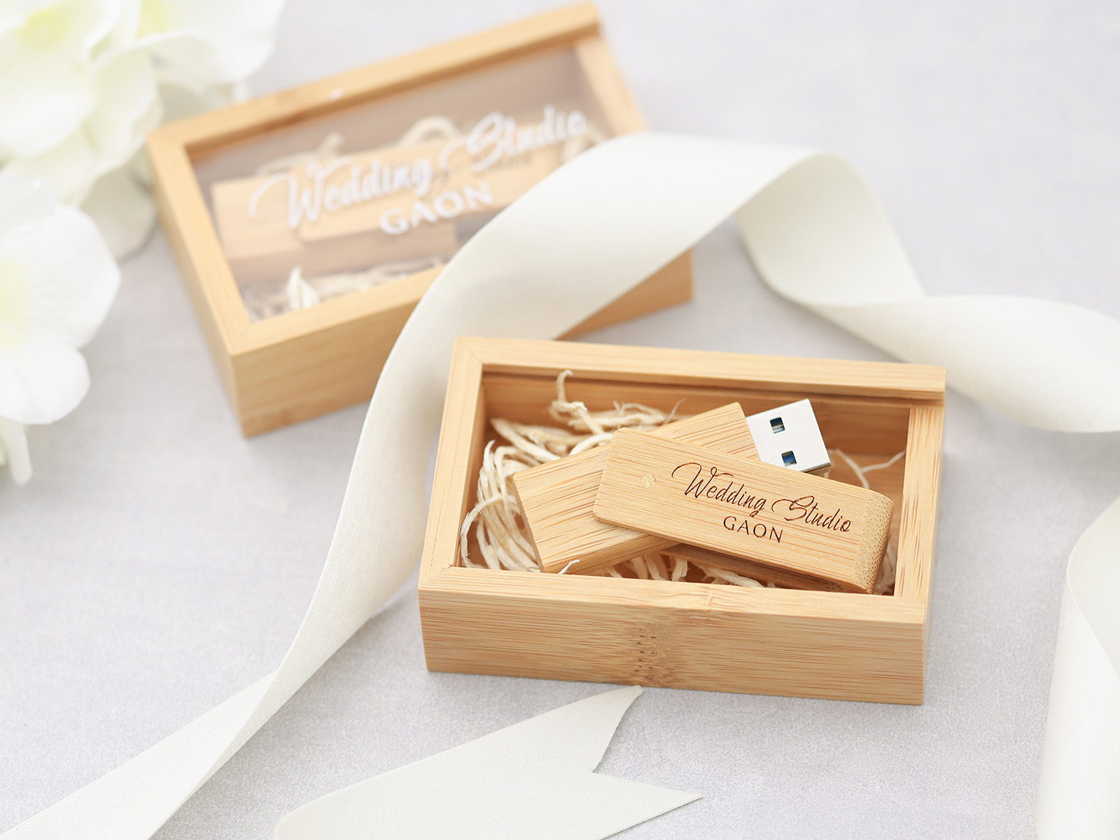 Studio GAONのロゴ入りオリジナルUSB。フォトウェディングのデータ納品用パッケージ。